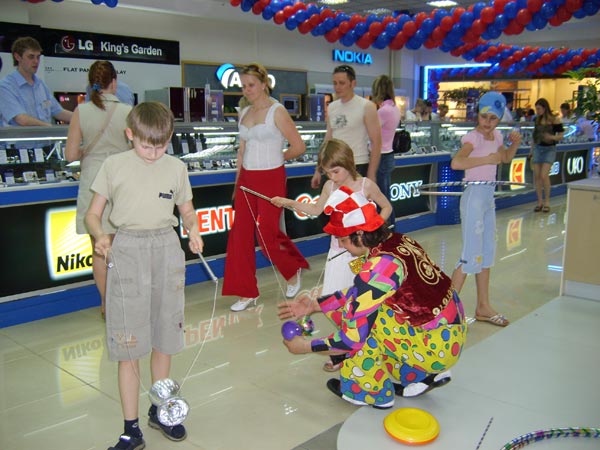 игры клоуна с детьми в гипермаркете