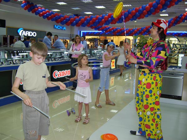 дети играют с клоуном
