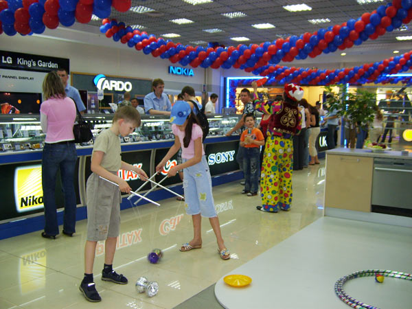 дети играют с жонглером