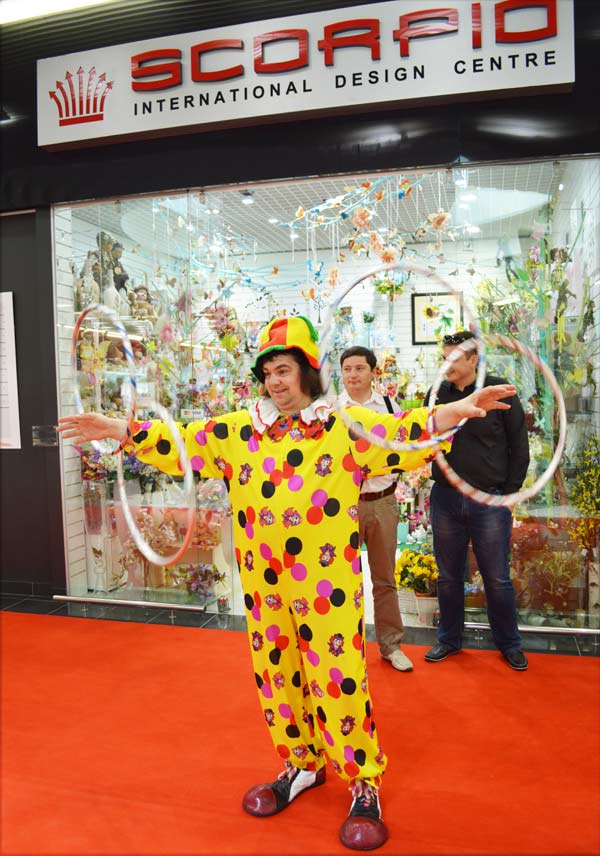 клоун с кольцами на выставке картин