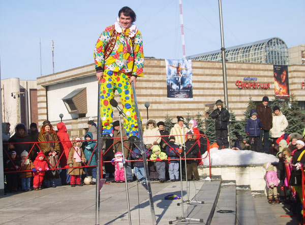 Клоун на ходулях, выступление на ступеньках администрации района