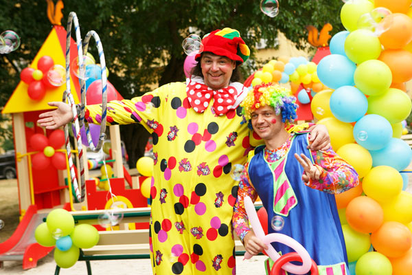 Клоуны на детской площадке