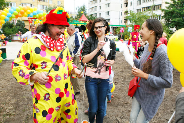 Клоун жонглер длягостей детской площадки