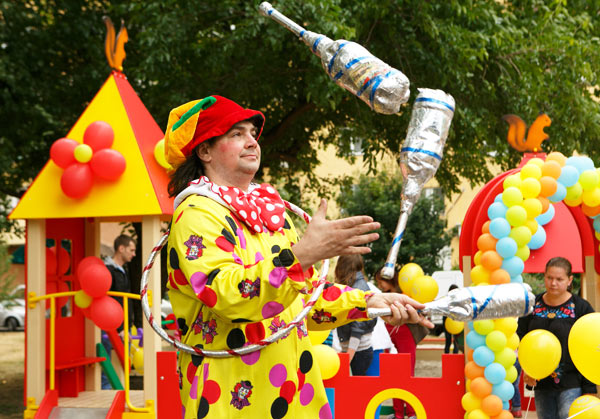 Клоун жонглер на детской площадке
