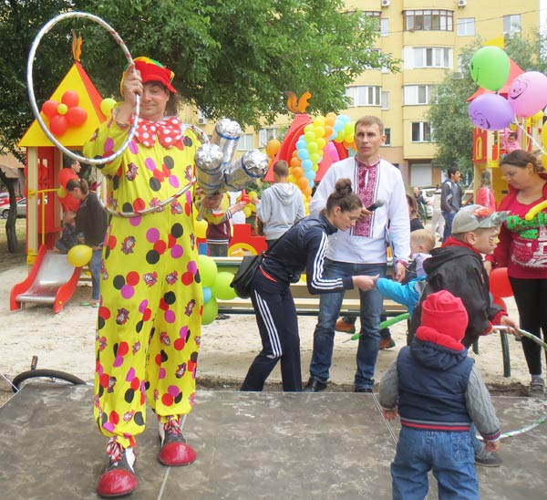 Дети жонглируют с клоуном