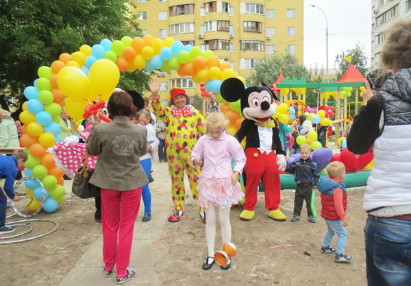 Дети учатся у клоуна цирковому ремеслу