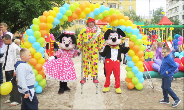Клоун, ходули и мультяшные герои на детской площадке