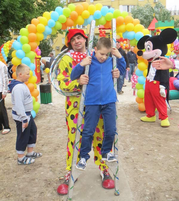 Пройтись и по фоткаться на ходулях с клоуном