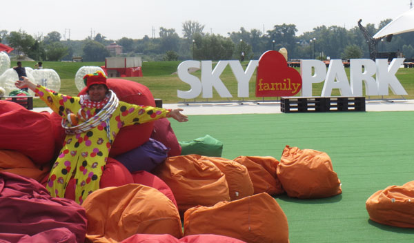 Клоун в Sky Family Park