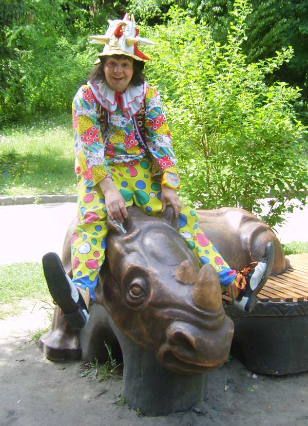 Клоун с носорогом в зоопарке