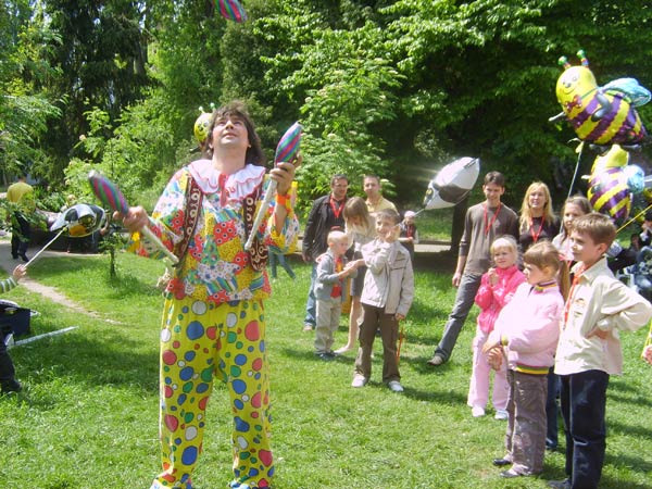 Различные трюки булавами в исполнении клоуна жонглера