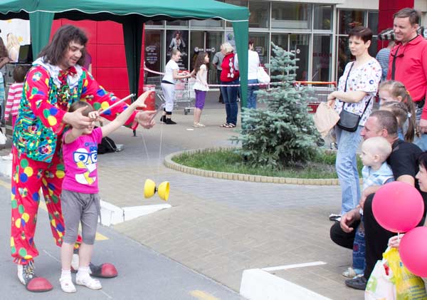 дети жонглируют дьяболо
