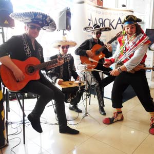 клоун и гитаристы мексиканцы