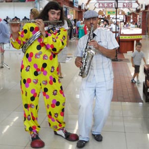 клоун с сопилкой и саксофонист