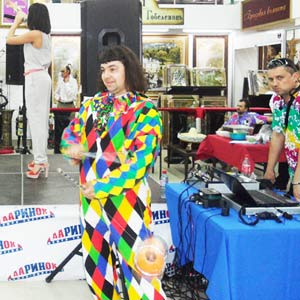 клоун жонглер и певица