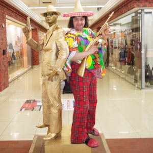 живая статуя в торговом центре и клоун
