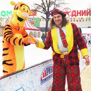 клоун на катке и тигр сказочный персонаж