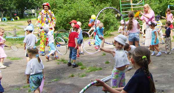 дети в садике с клоуном
