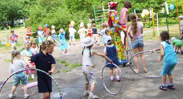 дети в садике играют склоуном