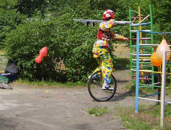 клоун уезжает на моноцикле