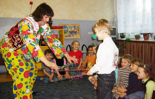 клоун в садике играет с детьми
