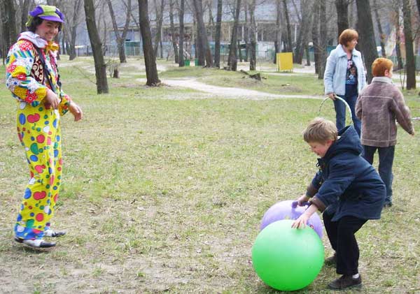 игра в большие мячи на природе с детьми
