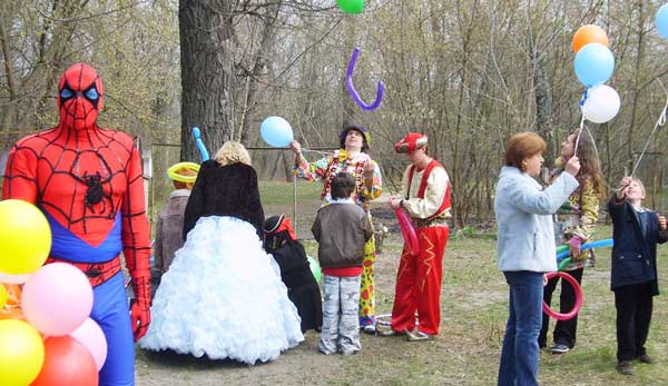 детский праздник с клоуном на природе