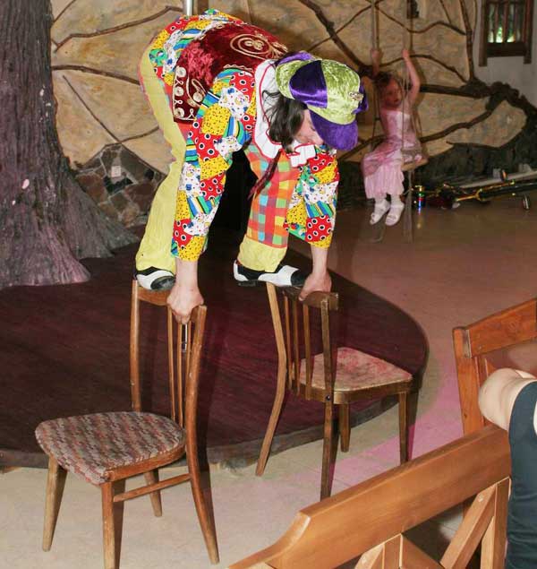 клоун на стульях в ресторане