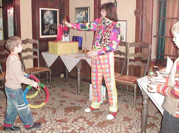 клоун учит детей жонглировать