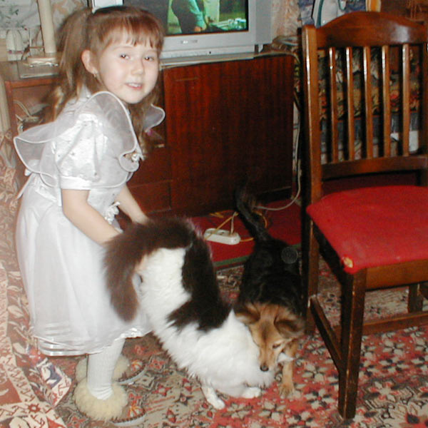 девочка играет с собачкой