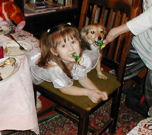 девочка и собачка с конфетами
