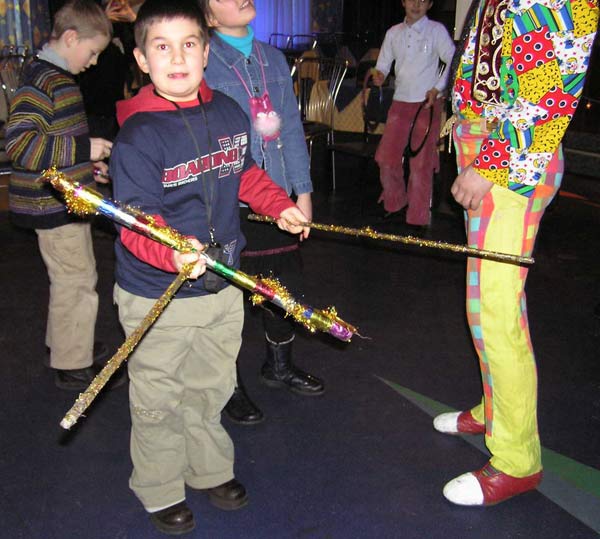 мальчи учится жонглировать палочками 