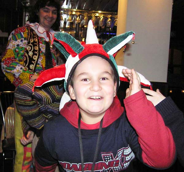 мальчик в карнавальной шляпе