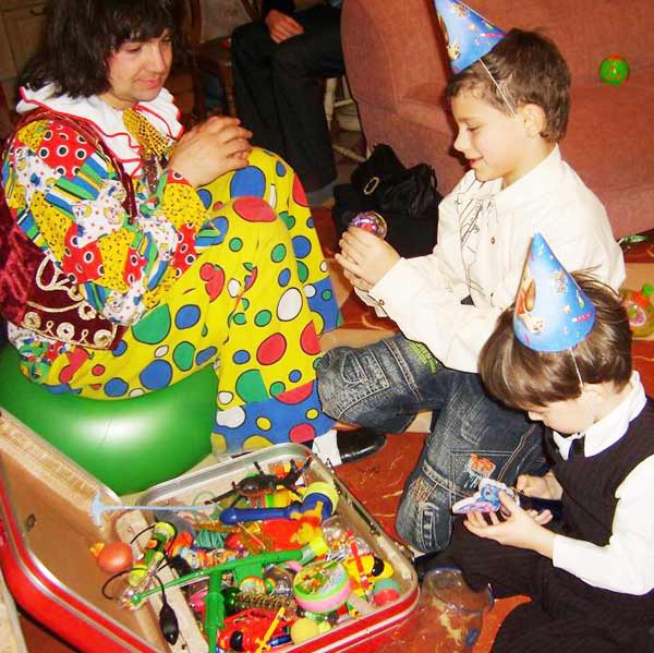 дети весело играют в игры клоуна