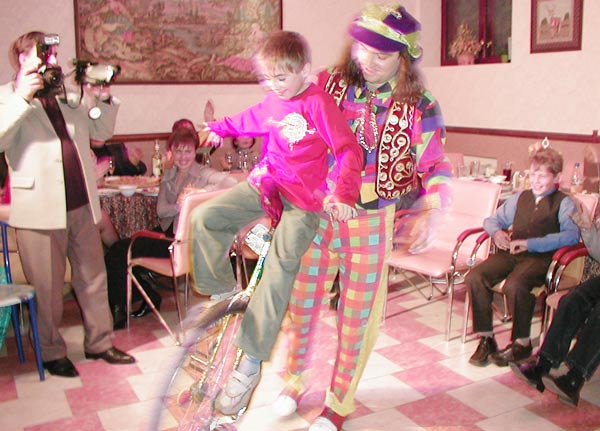 клоун ребенок и моноцикл