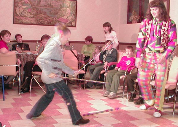 дети пробуют жонглировать с клоуном