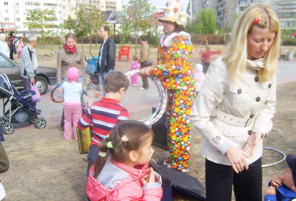 клоун с детими в парке