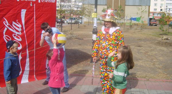 дети с клоуном