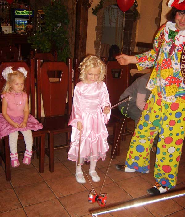 дети в кафе с цирковым клоуном