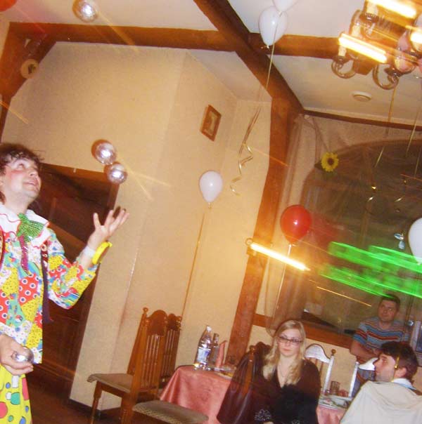 жонглирование клоуна в кафе на детском дне рождении