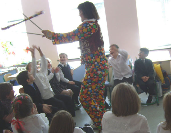 клоун жонглирует в классе