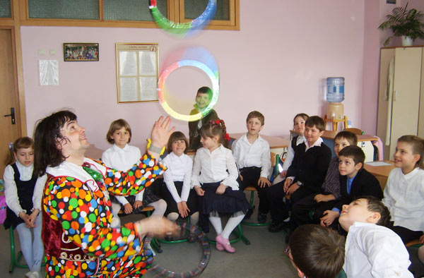 клоун жонглирует кольцами в классе