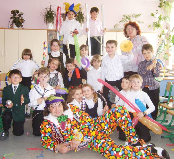 фото детей с клоуном в классе