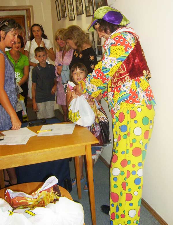 клоун раздает подарки для детей