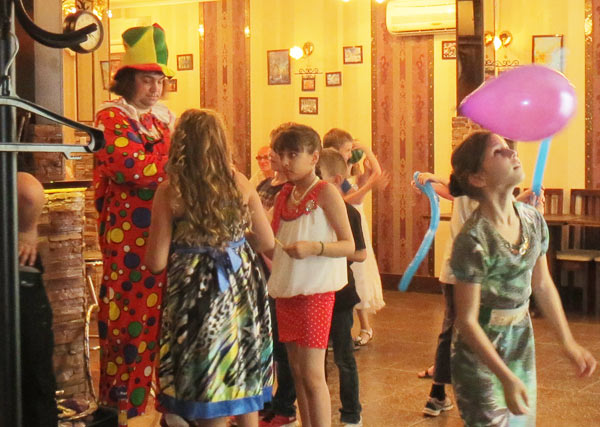клоун проводит детское день рождения в кафе