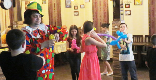 дети играют с клоуном на дне рождении