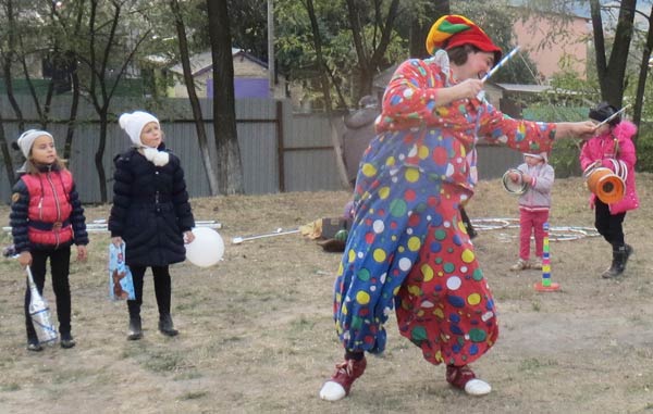 Смотрим как жонглирует клоун