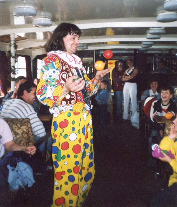 Цирковое выступление клоуна на катере