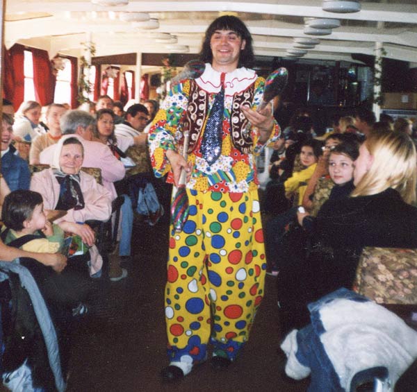 Клоун с жонглированием на прогулочном катере