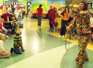 клоун в караване жонглирует